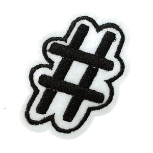Peut inclure: Patch thermocollant brodé noir en forme de hashtag.