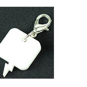 Könnte beinhalten: Ein weißer, quadratischer Schlüsselanhänger mit einem Blitzdesign am unteren Rand. Er ist an einem silberfarbenen Karabinerhaken befestigt. Der Anhänger besteht aus einem festen, undurchsichtigen Material.