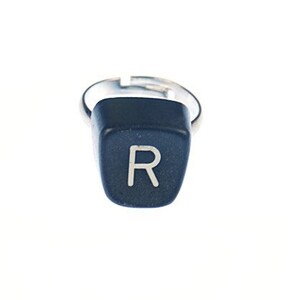 Anillo con letra R, llave de máquina de escribir vintage, miniblings, R cuadrada única