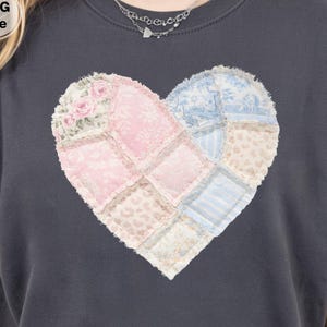Coeur en patchwork PNG | Chemise fleurie en faux matelassé | T-shirt coeur Cottagecore | Cadeau meilleur ami | Impression DTF par sublimation | Courtepointe Coquette PNG