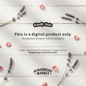 K&ouml;nnte beinhalten: Ein digitales Produkt-Mockup mit wei&szlig;em Holzgrund, Lavendelzweigen und rosa Bl&uuml;tenbl&auml;ttern. Der Text "Kindly Note" steht &uuml;ber dem Text "This is a digital product only."