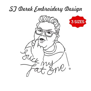 Könnte beinhalten: Schwarz-weiß-Stickdesign mit einer Person mit Brille, die den Mittelfinger zeigt. Der Text "Suck my fat one!" steht unter der Figur. Das Design enthält auch den Text "SJ Derek Embroidery Design" und ein rotes Etikett mit der Aufschrift "3 GRÖSSEN".