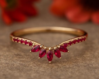Ruby Marquise gouden ring, sierlijke V-vorm Ruby Band Vintage gebogen ring voor vrouwen stapelen Ruby sieraden cadeau voor haar