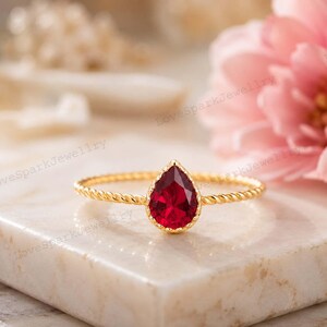 Bague de fiançailles en rubis taille poire, anneau torsadé en or jaune, bague de promesse délicate en forme de larme, bijou vintage avec pierre de naissance de juillet, cadeau pour elle