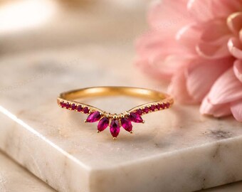 Bague en or sertie d'un rubis marquise, alliance délicate en rubis en forme de V, bague vintage incurvée à superposer, cadeau de promesse fait main pour elle