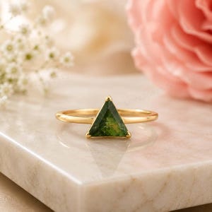 Anel triangular de ágata musgosa, anel de noivado em ouro com corte trilhão, anel de compromisso minimalista boho com gema verde, presente para ela.