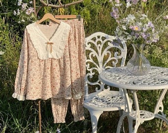 Pijama de muselina 100 % algodón, color beige con detalle de encaje floral con volantes. Ropa de estar cómoda de algodón y muselina para el hogar.