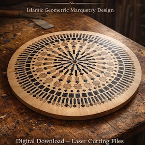 Puede incluir: Disco de marquetería de madera hecho a mano con un diseño geométrico islámico. La pieza circular de madera presenta un patrón detallado en tonos marrones y negros. El texto "Handmade Wooden Marquetry Disc" y "Islamic Geometric Marquetry Design" son visibles.