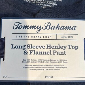 Puede incluir: Un conjunto de camiseta Henley de manga larga y pantal&oacute;n de franela azul marino de Tommy Bahama. La etiqueta dice Tommy Bahama, Live the Island Life, Since 1993, Long Sleeve Henley Top & Flannel Pant. La parte superior es 60% algod&oacute;n, 40% poli&eacute;ster, pantal&oacute;n 100% algod&oacute;n.