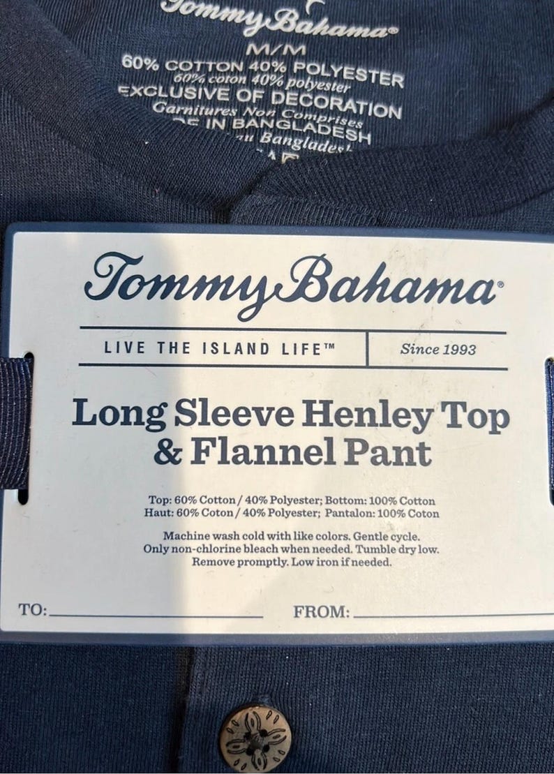 Puede incluir: Un conjunto de camiseta Henley de manga larga y pantal&oacute;n de franela azul marino de Tommy Bahama. La etiqueta dice Tommy Bahama, Live the Island Life, Since 1993, Long Sleeve Henley Top & Flannel Pant. La parte superior es 60% algod&oacute;n, 40% poli&eacute;ster, pantal&oacute;n 100% algod&oacute;n.