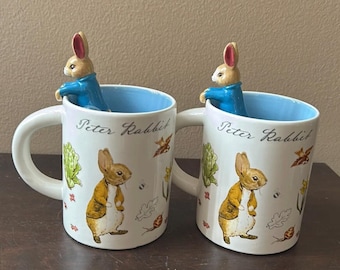 Nuevo juego de 2 tazas de Beatrix Potter El mundo de Peter Rabbit con figura 3D Pascua