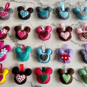 Handgefertigte gepolsterte Bärendekoration aus Filz zum Aufhängen mit Pailletten - perfektes Geschenk, Geschenk für Mama, Mädchen, Junge, Weihnachtsbaum, Schlüsselanhänger, Taschenanhänger