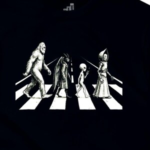 Camiseta divertida de Cryptid, parodia de Abbey Road, camiseta de extraterrestre de Bigfoot Mothman, regalo de criptozoología, monstruo de Flatwoods, la verdad está ahí fuera, caminata superior