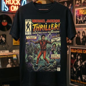 Può includere: T-shirt nera con una grafica in stile fumetto di Michael Jackson in "Thriller". L'illustrazione include zombi, il testo "Thriller!" e "Vincent Price Presents The Grim Reaper!". La maglietta ha un girocollo classico.