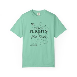 Catch Flights & Plot Twists T-shirt | Resebokälskare-t-shirt
