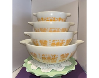 Raro set di ciotole Pyrex color zucca e arancione con stampa a burro Amish, modello Cenerentola, numeri 441-444.