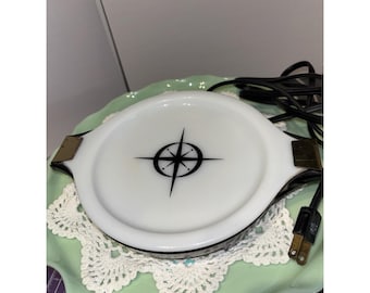 Placa calefactora eléctrica náutica MCM Vintage Pyrex Atomic/Compass en funcionamiento