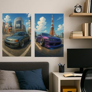 Puede incluir: Dos impresiones artísticas enmarcadas con ilustraciones estilizadas de coches japoneses en entornos urbanos. Una impresión muestra un coche gris en una ciudad, la otra un coche morado con la Torre de Tokio al fondo. Las impresiones se exhiben sobre una cama.