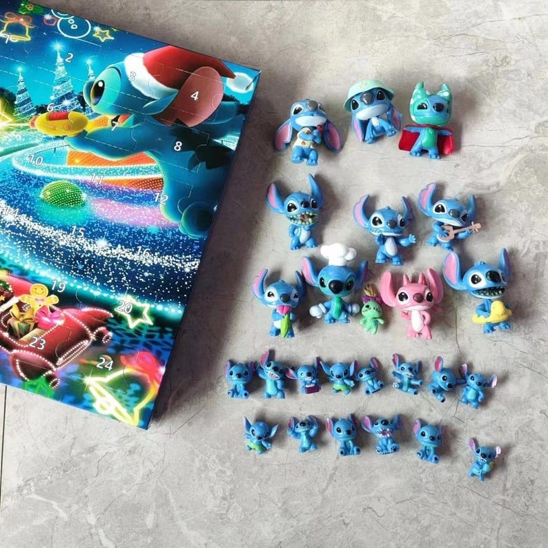 K&ouml;nnte beinhalten: Ein Adventskalender mit dem Charakter Stitch in Blau und Wei&szlig;. Der Kalender ist ge&ouml;ffnet und zeigt eine Reihe kleiner Stitch-Figuren in verschiedenen Posen und Outfits. Die Figuren sind blau, rosa und gr&uuml;n.