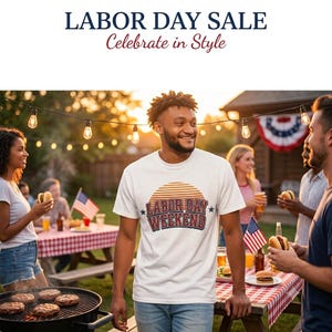 Peut inclure: Un t-shirt blanc à col rond avec une impression graphique représentant un coucher de soleil et le texte LABOR DAY WEEKEND dans une police rétro. Le motif comprend de petites étoiles de chaque côté du texte, centré sur la poitrine.