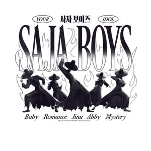 Puede incluir: Gráfico en blanco y negro con el texto "SAJA BOYS" rodeado de llamas estilizadas. Cinco figuras con abrigos y sombreros negros largos se muestran en poses dinámicas. Los nombres "Baby", "Romance", "Jinu", "Abby" y "Mystery" están debajo.