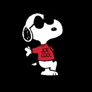 Puede incluir: Ilustración de dibujos animados de Snoopy con gafas de sol y una camiseta roja con las palabras "JOE COOL" en blanco. La imagen está sobre un fondo negro, con el cuerpo blanco y los detalles negros de Snoopy.