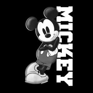 Pode incluir: Ilustração a preto e branco do Mickey Mouse com os braços cruzados, sorrindo. A palavra "MICKEY" está impressa verticalmente em letras brancas. O fundo é preto, criando um forte contraste.
