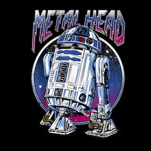 Könnte beinhalten: Grafische Illustration des Star Wars-Droiden R2-D2 im Heavy-Metal-Stil. Der Droide ist weiß und blau, vor einem kosmischen Hintergrund in einem Kreis. Die Worte "METAL HEAD" sind darüber abgebildet.