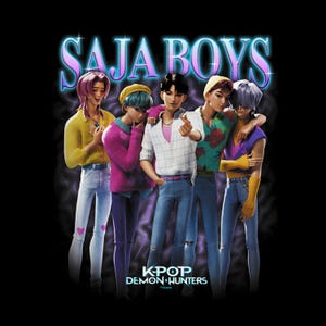 Puede incluir: Ilustración digital con cinco figuras estilizadas en varios atuendos, incluyendo vaqueros y camisas. El texto "SAJA BOYS" en fuente retro está en la parte superior, con "KPOP DEMON HUNTERS" en la parte inferior sobre un fondo negro.