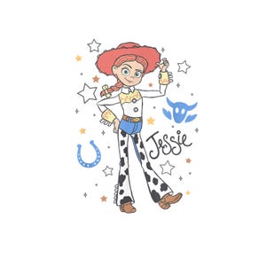 Può includere: Illustrazione di Jessie di Toy Story. Indossa un cappello rosso, una camicia bianca con dettagli gialli, jeans blu e pantaloni con stampa di mucca. L'immagine include stelle, un ferro di cavallo e il nome "Jessie".