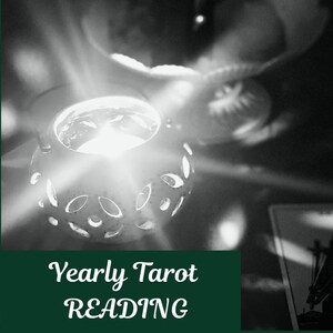 Könnte beinhalten: Schwarz-Weiß-Bild mit einer brennenden Kerze in einem dekorativen Halter mit Blättermuster. Der Text "Yearly Tarot READING" ist auf grünem Hintergrund zu sehen. Das Bild hat ein mystisches und spirituelles Thema.