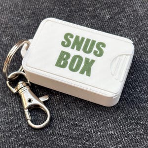 Llavero con forma de lata de snus, blanco y verde | Caja para snus con espacio para hasta 8 latas | Mini caja de almacenamiento | Accesorio EDC con estilo