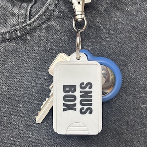 Snus Box Schlüsselanhänger | Snus Dose mit Platz für bis zu 8 Snus | Mini Aufbewahrungsbox | Weiß Schwarz | Stylisches EDC Accessoire