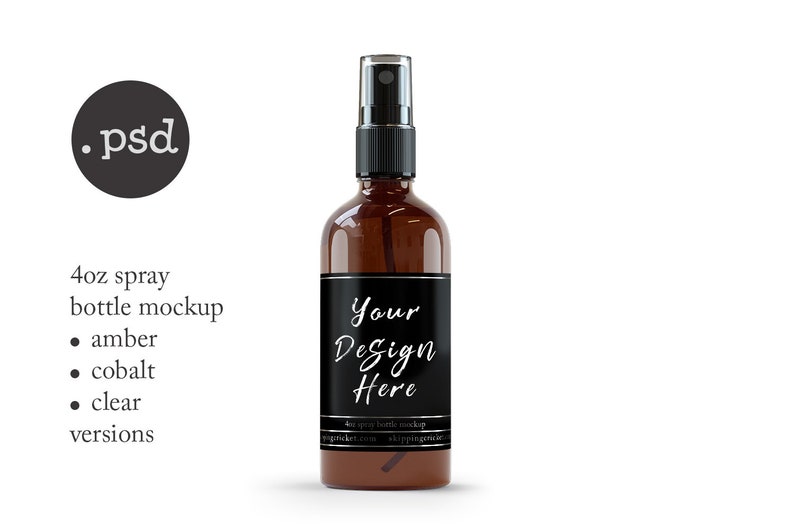 K&ouml;nnte beinhalten: Ein 4 Unzen Spr&uuml;hflaschen-Mockup aus bernsteinfarbenem Glas mit einem schwarzen Etikett, auf dem "Your Design Here" steht.