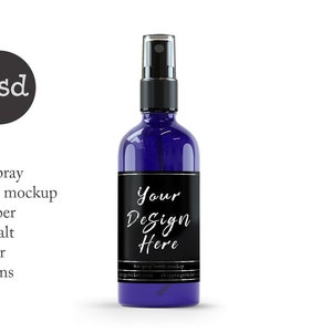 K&ouml;nnte beinhalten: Ein 4 Unzen Spr&uuml;hflaschen-Mockup aus kobaltblauem Glas mit einem schwarzen Etikett, auf dem "Your Design Here" steht.