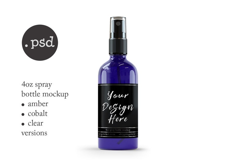 K&ouml;nnte beinhalten: Ein 4 Unzen Spr&uuml;hflaschen-Mockup aus kobaltblauem Glas mit einem schwarzen Etikett, auf dem "Your Design Here" steht.