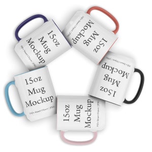Può includere: Cinque tazze in ceramica bianca con bordi di colori diversi. Ogni tazza ha la scritta "15oz Mug Mockup" stampata su di essa. Le tazze sono disposte in cerchio.