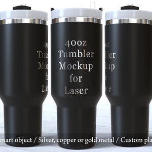 Może przedstawiać: Czarny kubek 40oz do makiety do grawerowania laserowego. Kubek ma uchwyt i pokrywkę. Tekst "400z Tumbler Mockup for Laser" jest wygrawerowany na boku kubka.