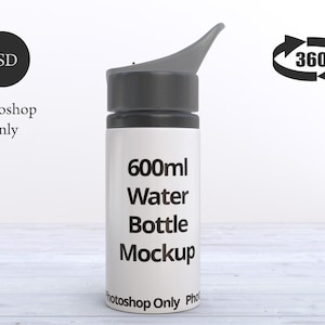 Puede incluir: Una maqueta de botella de agua blanca de 600 ml con tapa y boquilla grises. La botella tiene texto negro que dice "600ml Water Bottle Mockup". La imagen también incluye un logotipo "PSD Photoshop Only" y un icono de 360 grados.