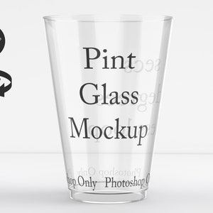 Può includere: Un mockup di un bicchiere di pinta in plastica trasparente con la scritta "Pint Glass Mockup" stampata sul lato.