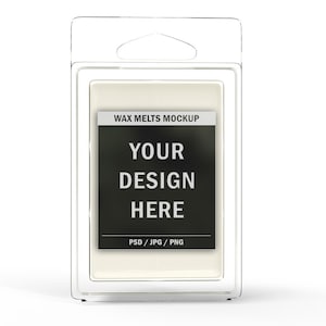 Op de afbeelding: Transparante plastic verpakking voor wax melts. De verpakking bevat een rechthoekige tray met een lichtgekleurde wax melt en een zwart label met de tekst "YOUR DESIGN HERE" en "WAX MELTS MOCKUP".