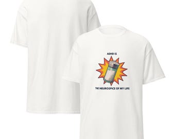Könnte beinhalten: Weiße T-Shirts mit kurzen Ärmeln. Auf einem Shirt steht auf dem Rücken der Text "KEEPING IT NEUROSPICY". Das andere Shirt hat eine Grafik eines Salzstreuers mit dem Text "ADHD IS THE NEUROSPICE OF MY LIFE".