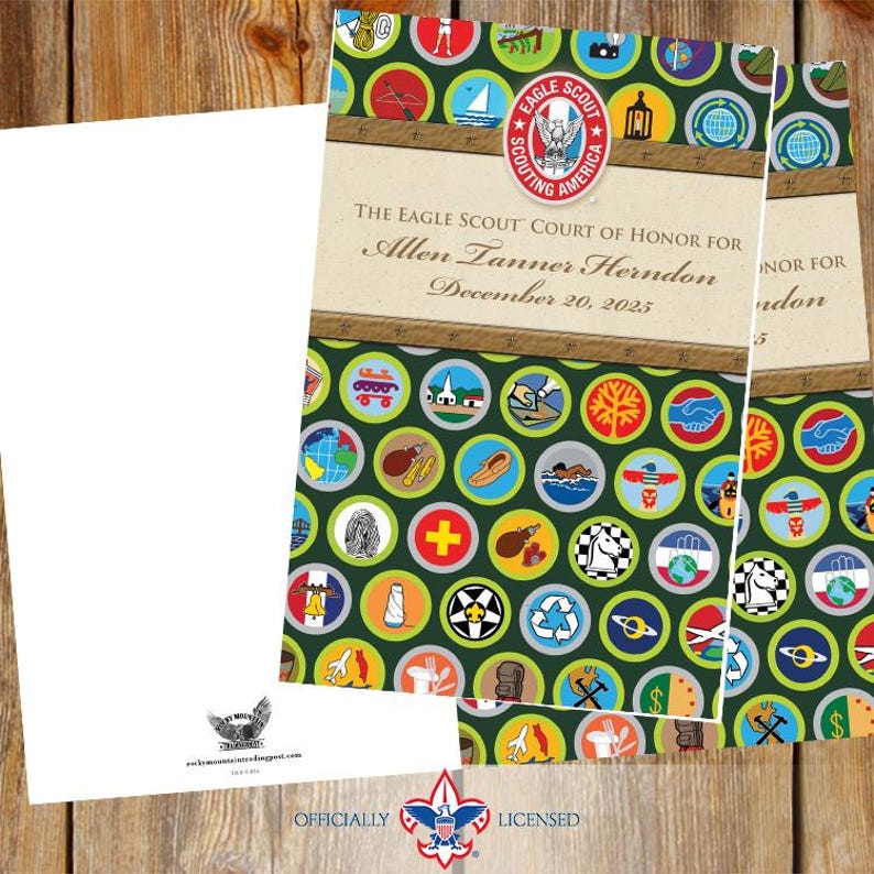 Puede incluir: Una pila de invitaciones a la Corte de Honor de los Eagle Scouts. Las invitaciones presentan un fondo verde con varios iconos de insignias de m&eacute;rito. El texto dice "The Eagle Scout Court of Honor for Allen Tanner Herndon December 20, 2025."