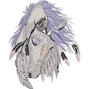 Könnte beinhalten: Gesticktes Design eines Pferdekopfes mit einem indianischen Kopfschmuck. Das Pferd ist grau mit lila und schwarzen Akzenten und weist Federn und geometrische Muster auf. Das Design ist detailliert und aufwendig, geeignet für Kleidung oder Heimdekoration.