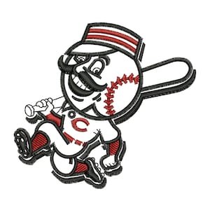 Könnte beinhalten: Gesticktes Baseball-Maskottchen in Rot, Schwarz und Weiß. Die Figur, mit einem Baseballkopf, einem Schnurrbart und einem Hut, hält einen Schläger und trägt eine Baseball-Uniform. Der Buchstabe "C" ist auf der Uniform zu sehen.
