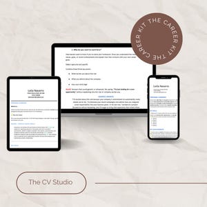 Può includere: Immagine di marketing digitale con un tablet, un laptop e uno smartphone che mostrano un modello di curriculum. Il testo sui dispositivi include "Leila Navarro" e "The Career Kit". Un logo circolare recita "The Career Kit" in un cerchio marrone.