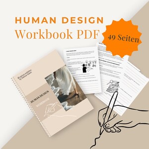 Può includere: Un quaderno di lavoro intitolato "Human Design Workbook PDF" con rilegatura a spirale, con una foto di una persona che cammina sulla spiaggia. L'immagine include il testo "49 Seiten" e un disegno a mano con una penna.