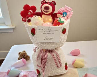 Ramo de peluche de osito Lotso – Regalo kawaii de fresa para San Valentín (28 cm)