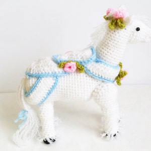 PATTERN : The Fancy White Horse image 3