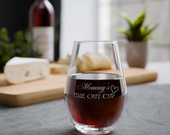 Copa de vino sin tallo grabada con la inscripción "Taza para el castigo de mamá"